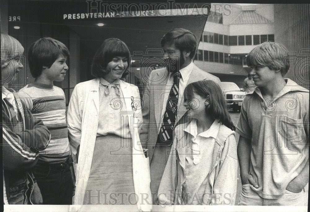 1979 Press Photo Dr Joan Haynes St Luke Hospital Presbyterian congratulate - Historic Images