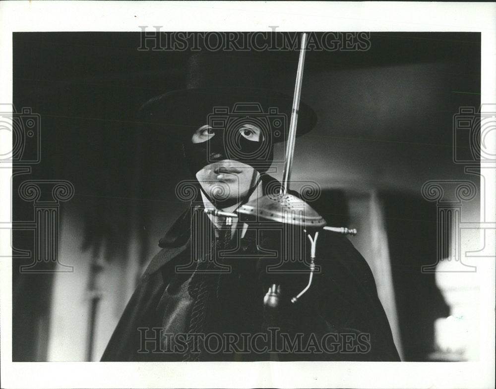 1975 Press Photo Frank Langella America Stage Film Actor Mask Zorro Bayone - Historic Images