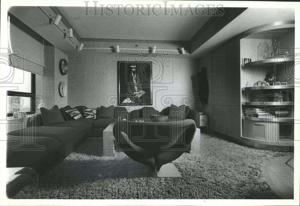 1981 Press Photo Subdued tones Handmachers lipstick red den dinning room color - Historic Images