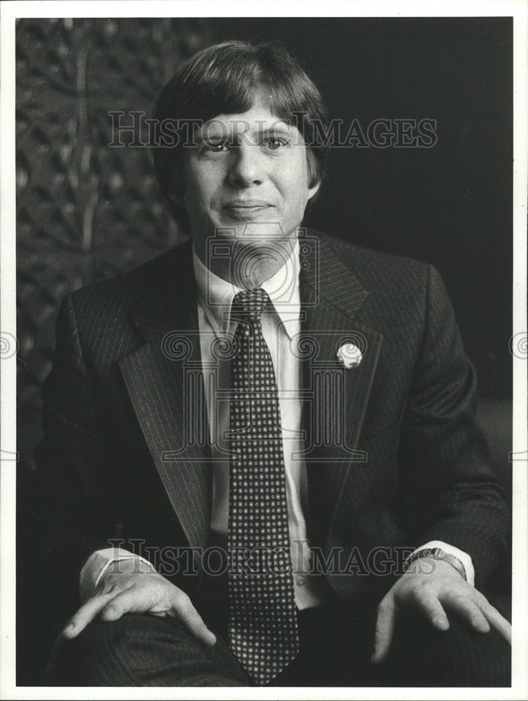 1990 Press Photo Chip Carter dad O&#39;Hare Field United Airlines Gate Richard Derk - Historic Images