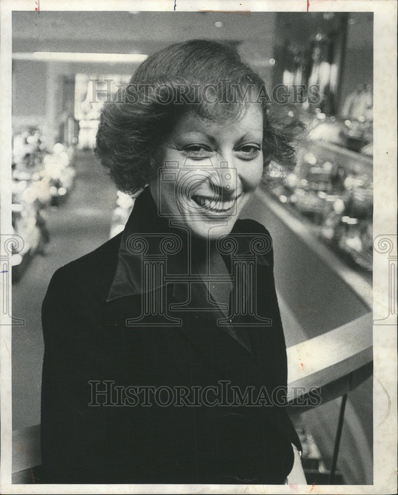 1977 Press Photo Sysan Carrey Lord Taylor Chicago Store Michigan Produce - Historic Images