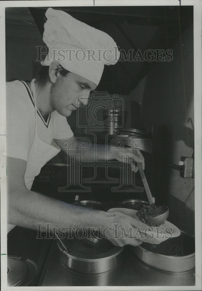 1977 Press Photo Dave Carson Owner Oscar serve House Soup Restaurant Graff - Historic Images