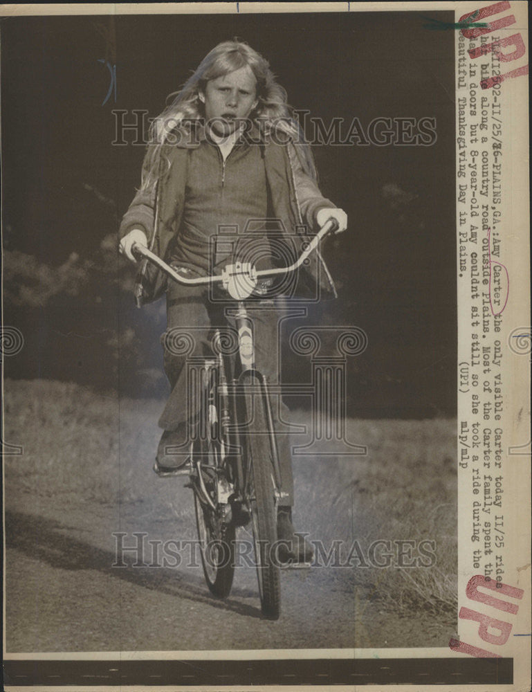 1976 Press Photo Plains Amy Carterthe Careter rides bike County Road Still - Historic Images