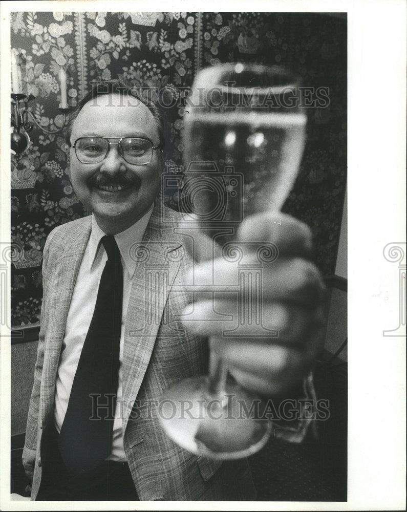 1982 Press Photo Tom Carruthers Anti-Prohibition Referendum Winnetka Alcohol - Historic Images