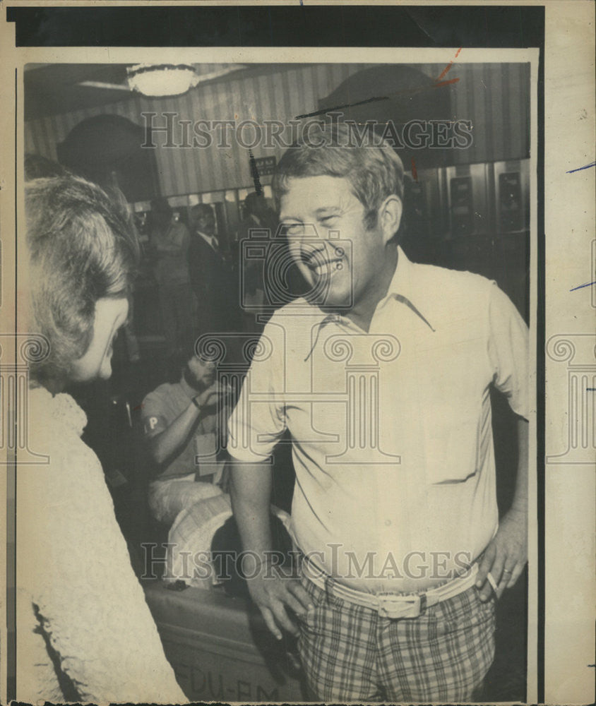 1976 Press Photo Billy Carter brother of Jimmy Carter with reporter - Historic Images