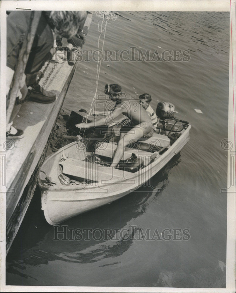 1957 Press Photo Skin Divers Montrose Harbor oil drum Andrew Weeks Howard Moses - Historic Images