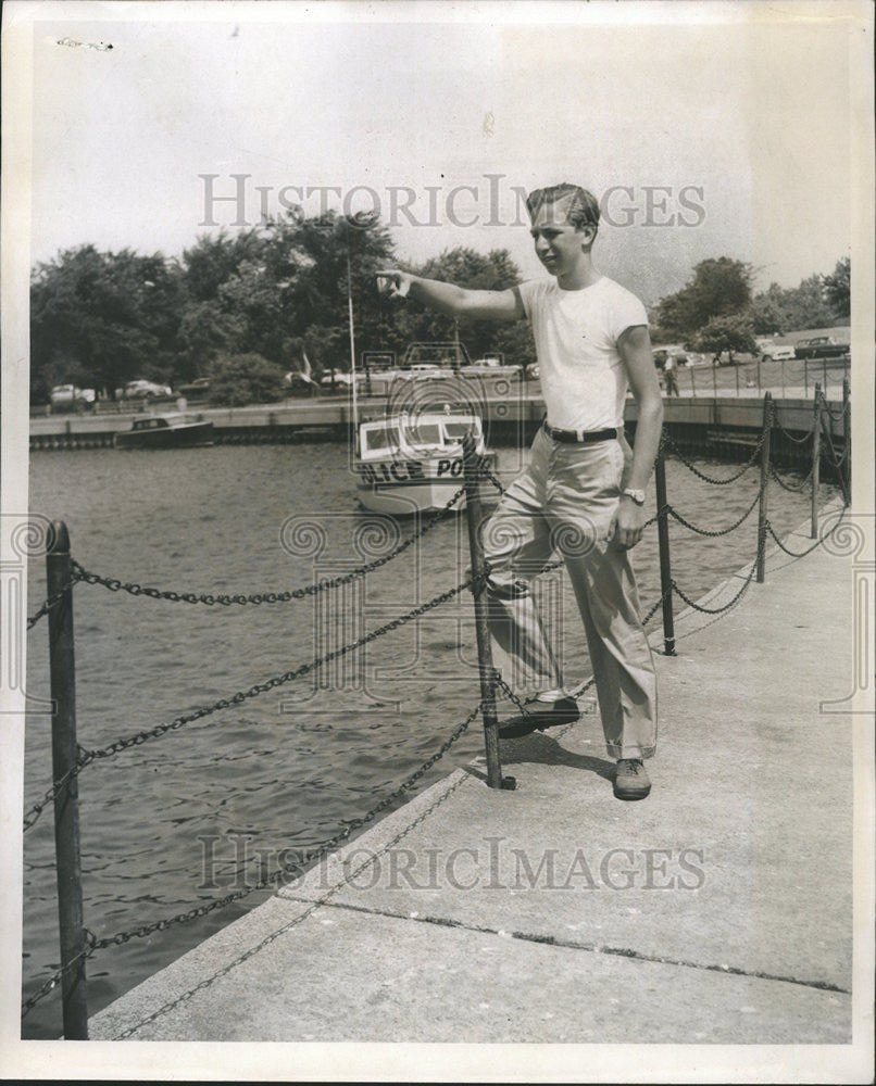 1957 Press Photo ROGER RYAN POINTING SIGHTED FLOATING DRUM MONTROSE HARBOR - Historic Images