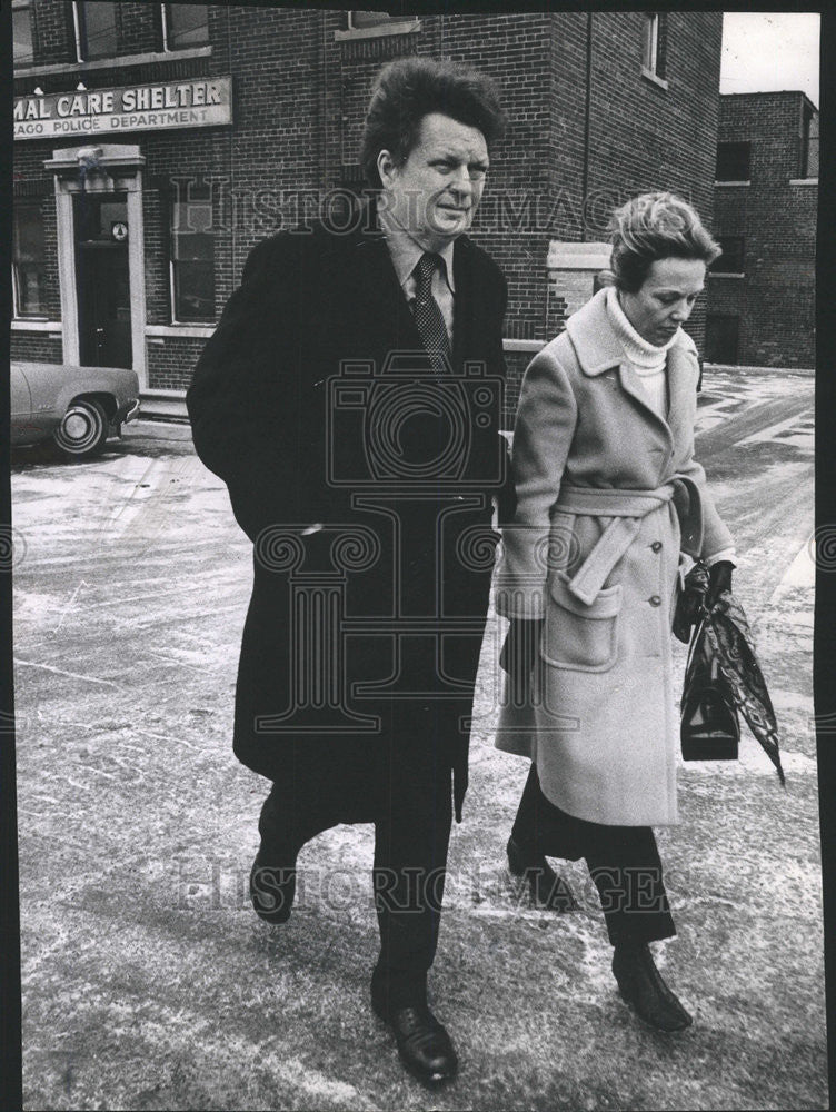 1971 Press Photo Author Cleveland Amory and Kathryn Tour Animal Care Shelter - Historic Images