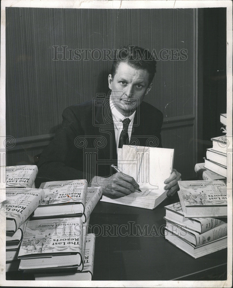 1963 Press Photo Cleveland Amory American author Christmas Eve Polar Bear Street - Historic Images