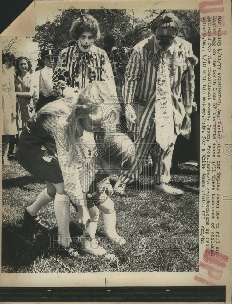 1977 Press Photo Amy Carter with her nephew Jason at Easter egg hunt in White Ho - Historic Images