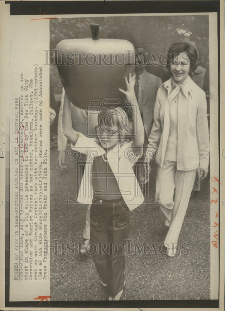 1976 Press Photo Big Apple Amy Carter New York Convention Rosalyn Bureau - Historic Images