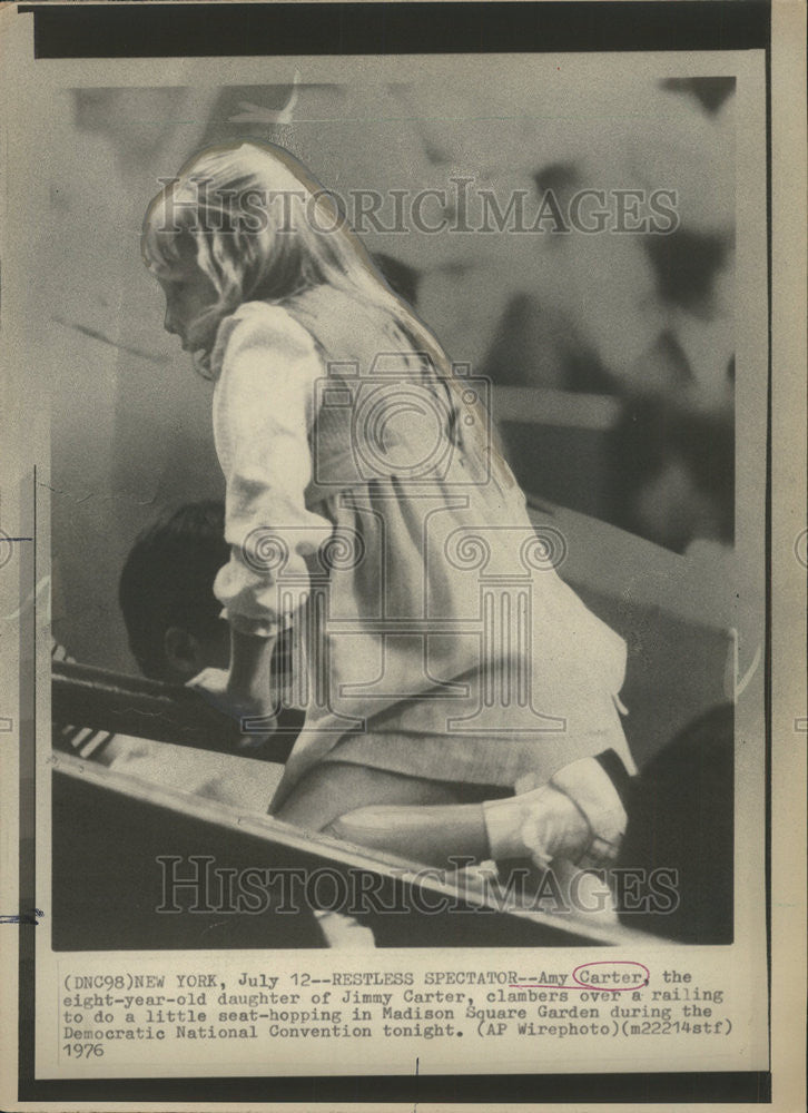 1976 Press Photo Amy Carter Restless Spectator Jimmy little seat Madison garden - Historic Images