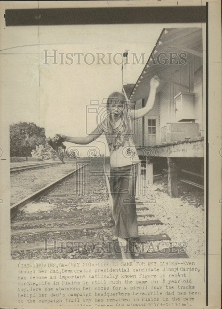 1976 Press Photo Jimmy Carter Plains Shoe Stroll Down Tracks Old Amy Trail Dad - Historic Images