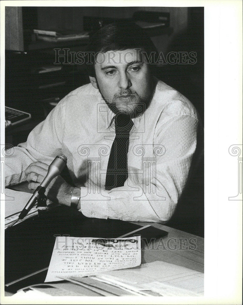 1983 Press Photo Atty Sam Borek Suzanne Jacobs office discuss Missing Woman Pres - Historic Images