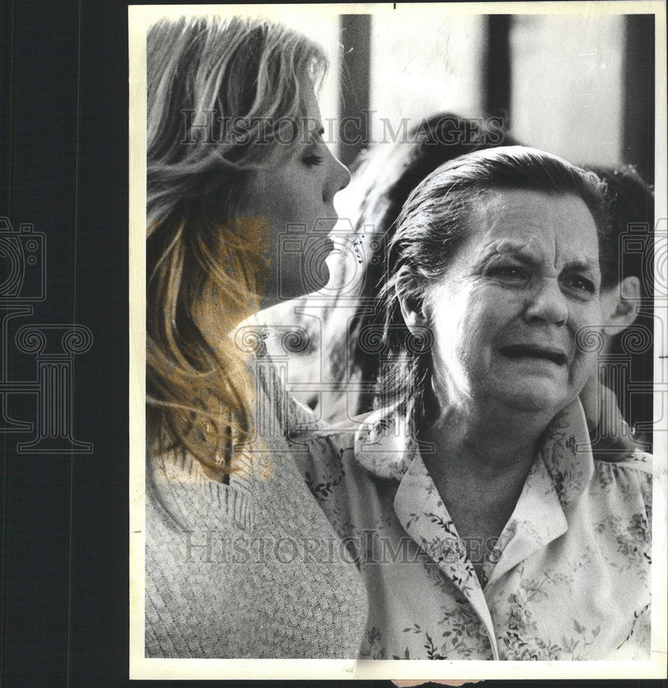 1984 Press Photo Austine Bridges Comforted by her friend. - Historic Images