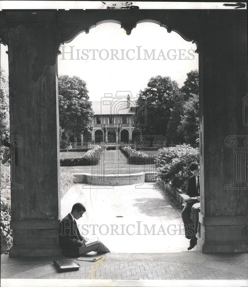 1959 Press Photo Roger Meade Gary Summer Lake Forest Academy exam studier book - Historic Images