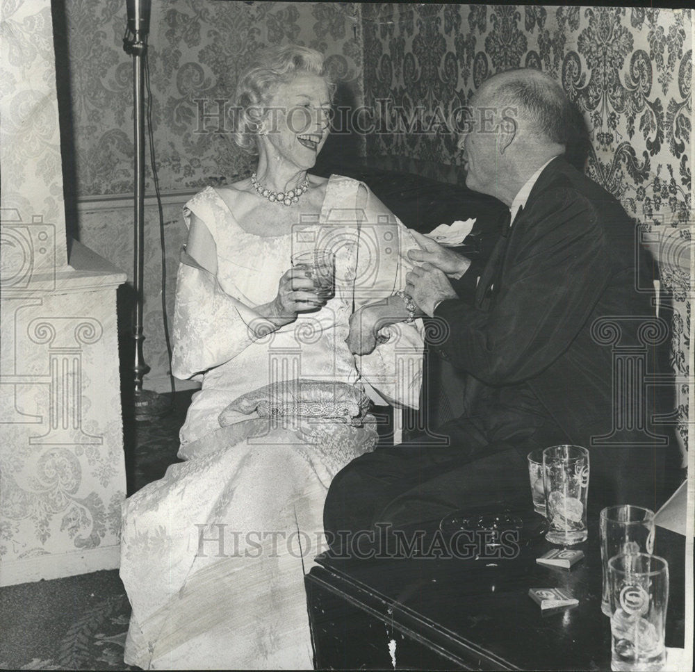 1964 Press Photo La Comedie Francaise George Poole Laurence Armour Funny Tale - Historic Images