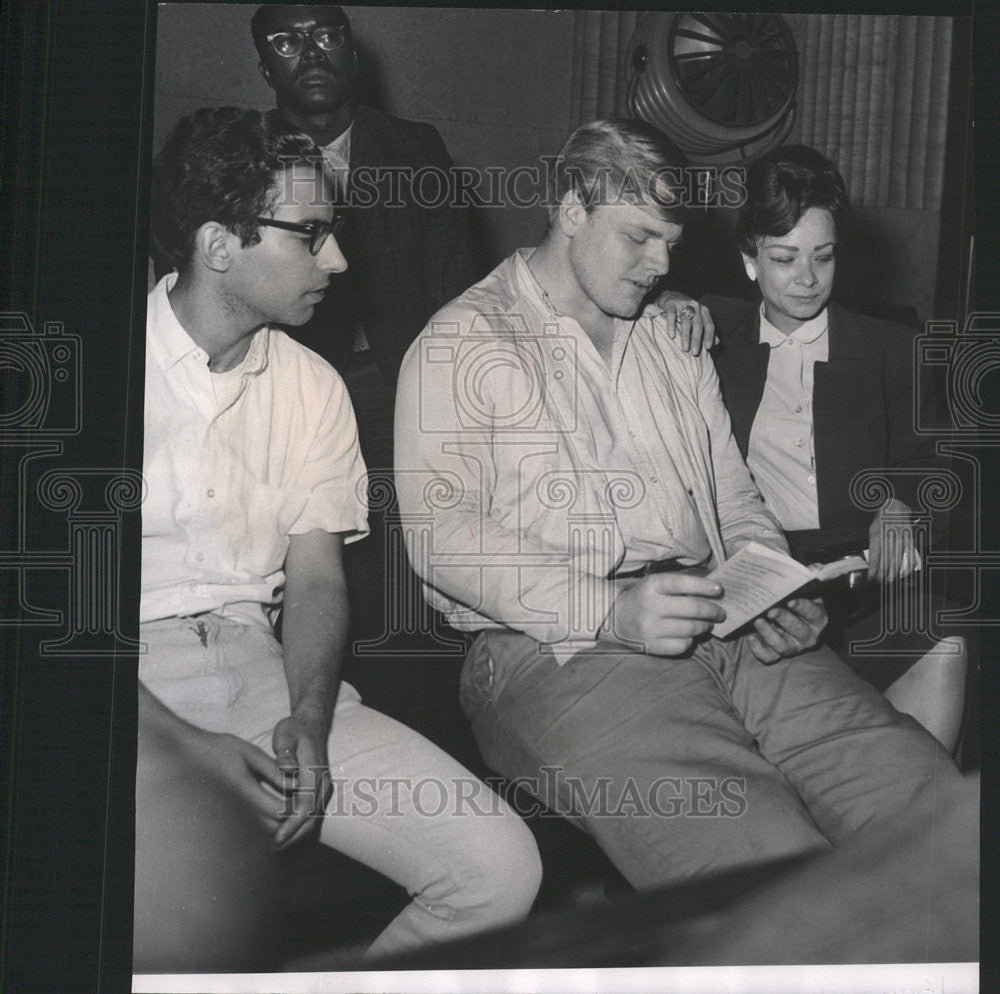 1965 Press Photo Daniel Page, Mrs. Sharon Beyer, Criminal Courts Building - Historic Images