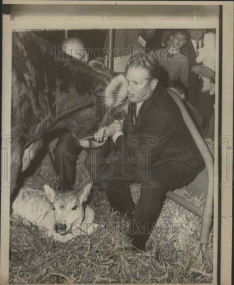 1968 Press Photo Lt Gov Raymond Broderick gets head butted - Historic Images