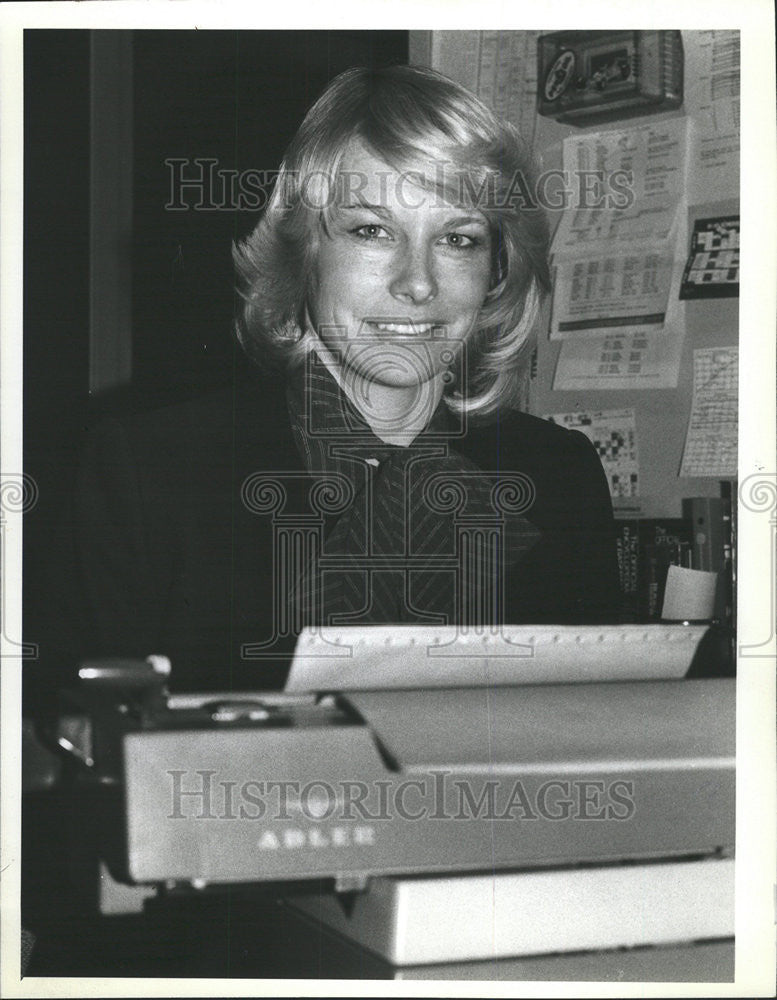 1982 Press Photo Elizabeth Brackett Chicago Correspondent &amp; TV Host - Historic Images