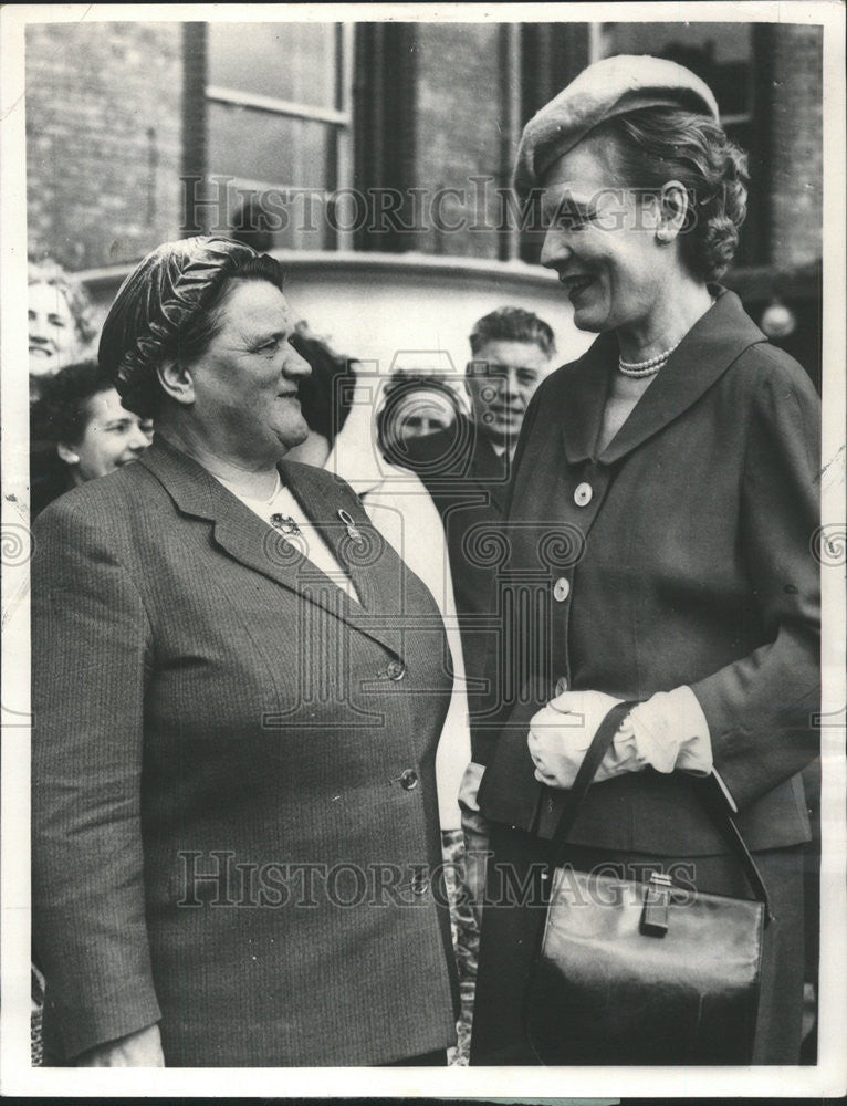 1958 Press Photo England Braddock Summerskill Chat Labor Party Conference - Historic Images