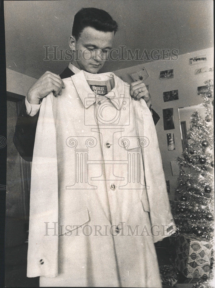 1968 Press Photo Civilian Coat - Historic Images