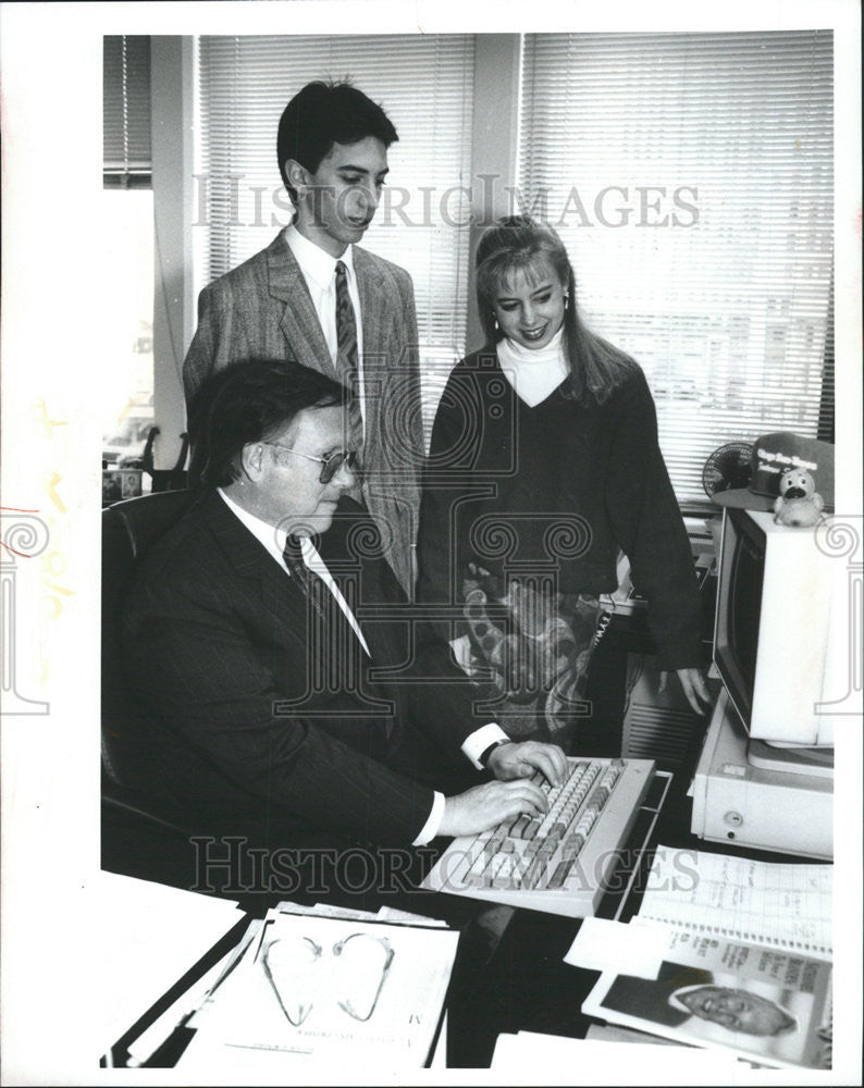 1992 Press Photo Dennis Britton gives scholarship to Amy Hill from Sun-Times - Historic Images