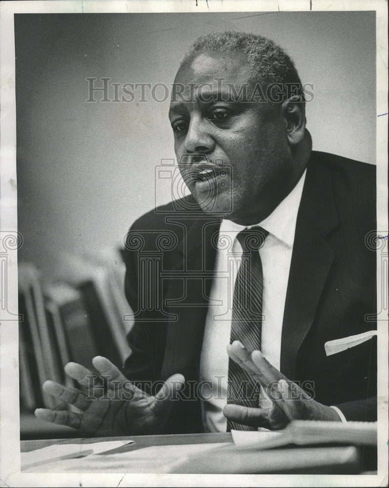 1968 Press Photo Albert Briggs Principal Chicago Dunbar High School - Historic Images