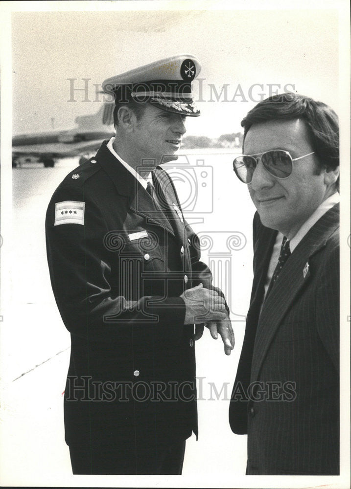 1980 Press Photo Comm, Blair on hand to greet VP Mondale. - Historic Images