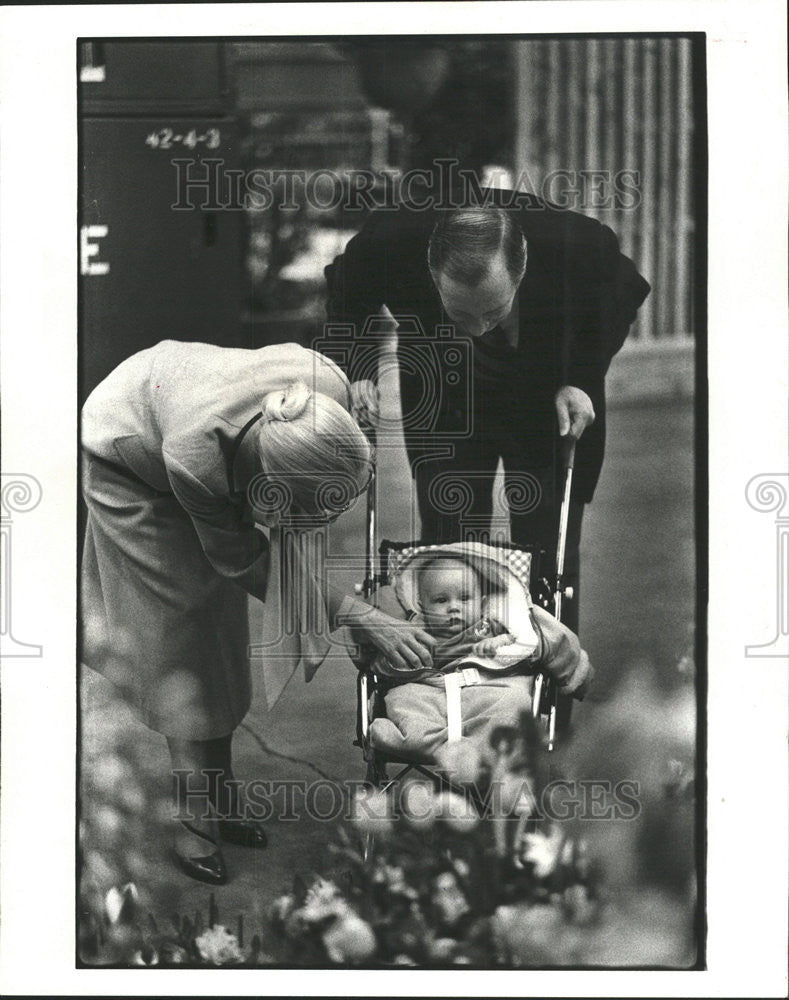 1979 Press Photo Mayor Bilandic coax Micheal Morgan Flower Garden - Historic Images