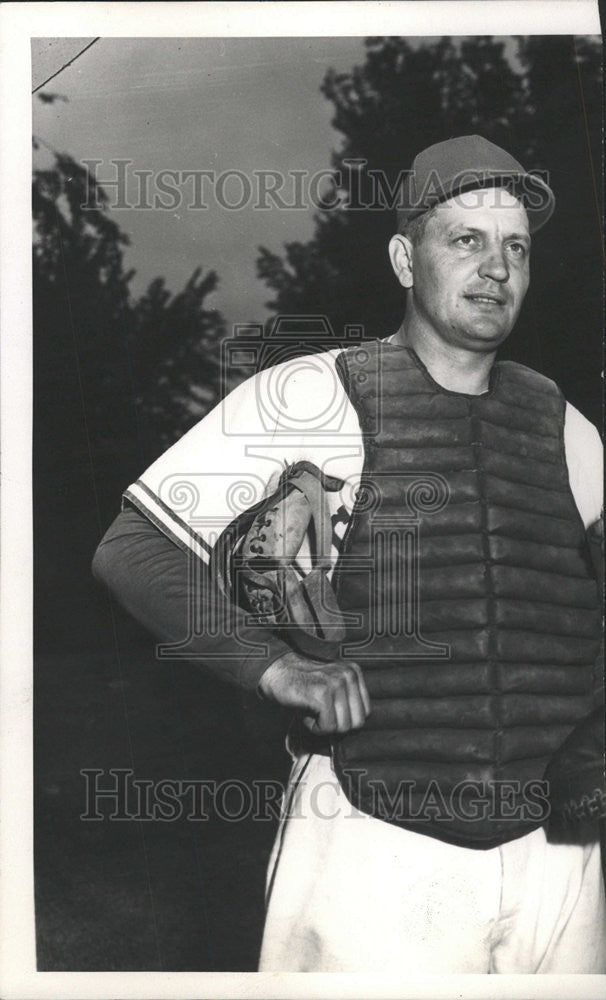 1951 Press Photo Policeman Andy Bach Catcher Chicago - Historic Images