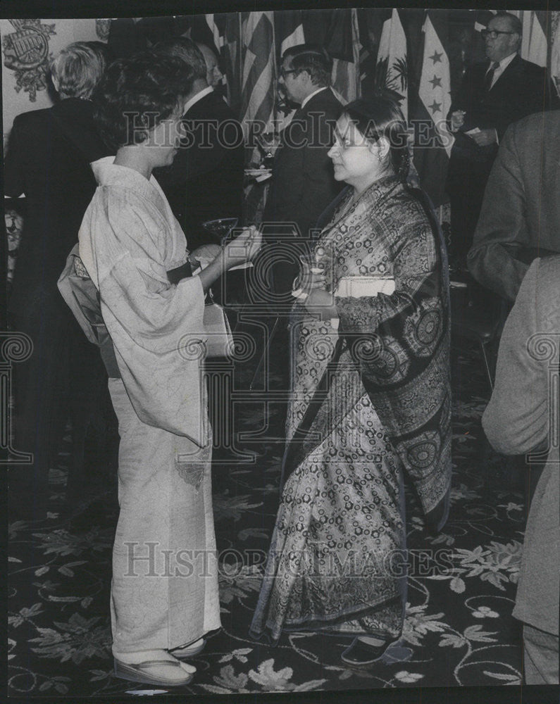 1975 Press Photo Women International Dress Yamaguchi Japan Bagchl India - Historic Images