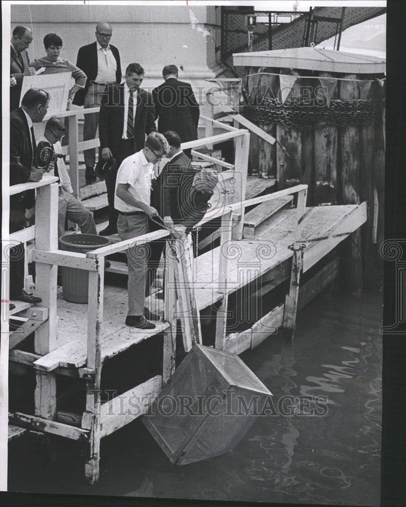 1967 Press Photo Vinton Bacon sanitary district Polluted River Box bridge work - Historic Images