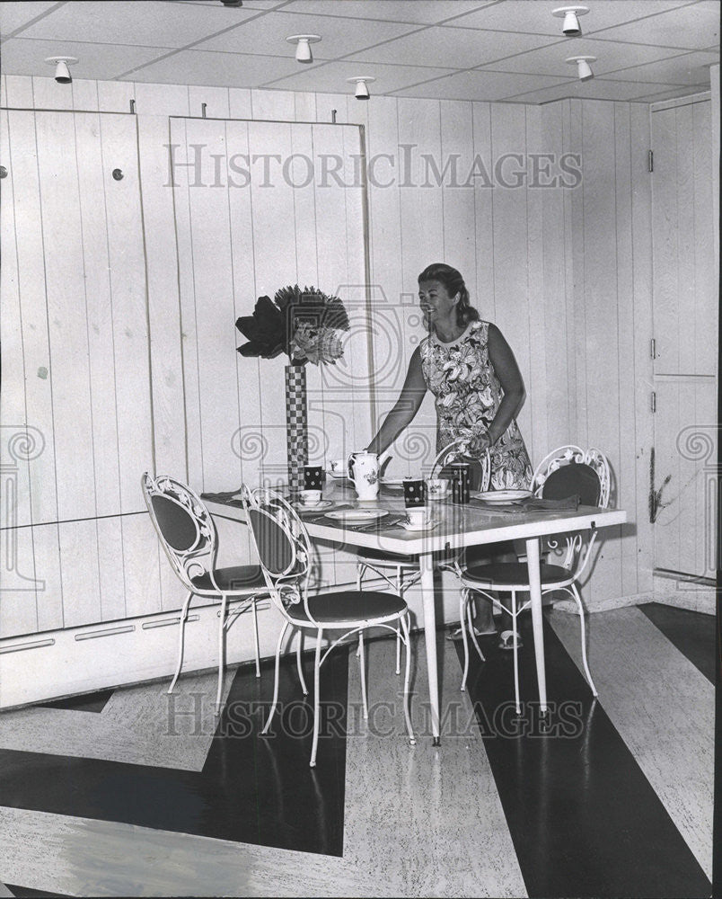 1968 Press Photo Mrs Casey Pull Down Table Leg Sockets - Historic Images