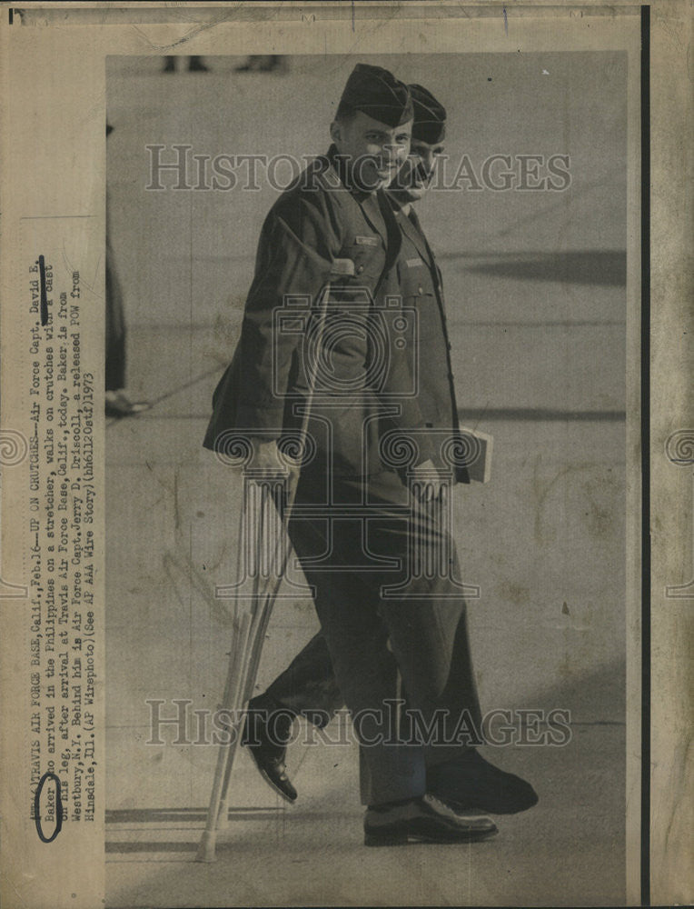 1973 Press Photo Air Force Capt. David Baker arrived in the Phil. in a strecher - Historic Images