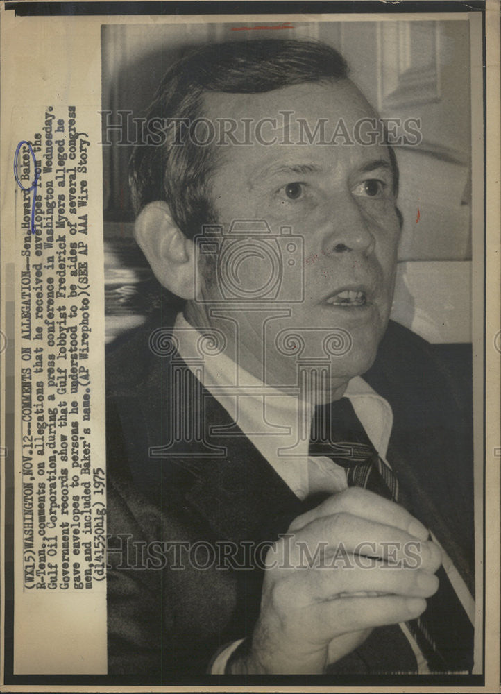 1975 Press Photo Senator Howard Baker envelops Gulf Oil Corporation Washington - Historic Images