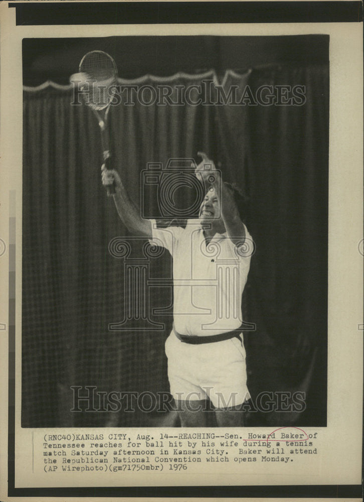 1976 Press Photo Sen Howard Baker Tennessee wife  tennis match Kansas City - Historic Images