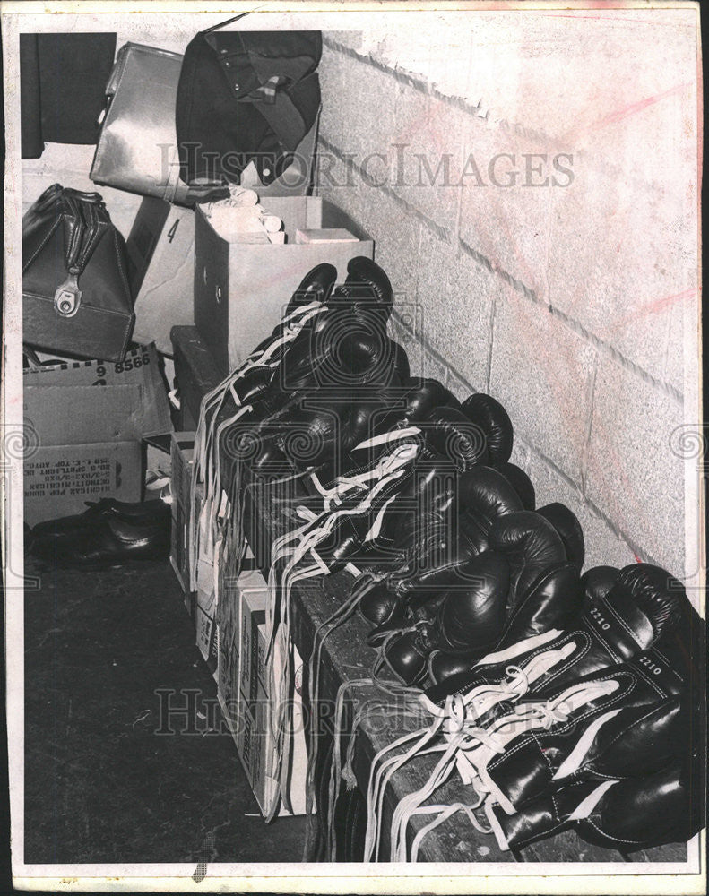 1966 Press Photo Golden Glooes Shoes Shop Black White Lace - Historic Images