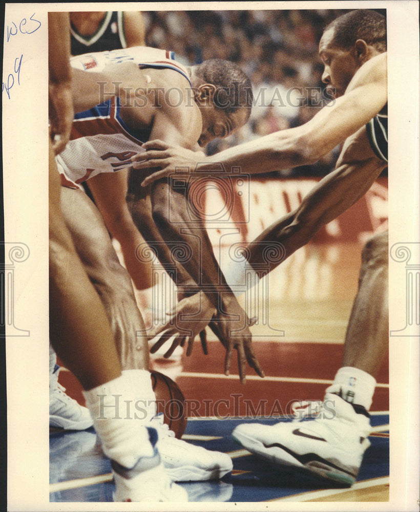 Press Photo Det Pistons Vinnie Johnson And Alvin Robertson Go For Loose Ball - Historic Images