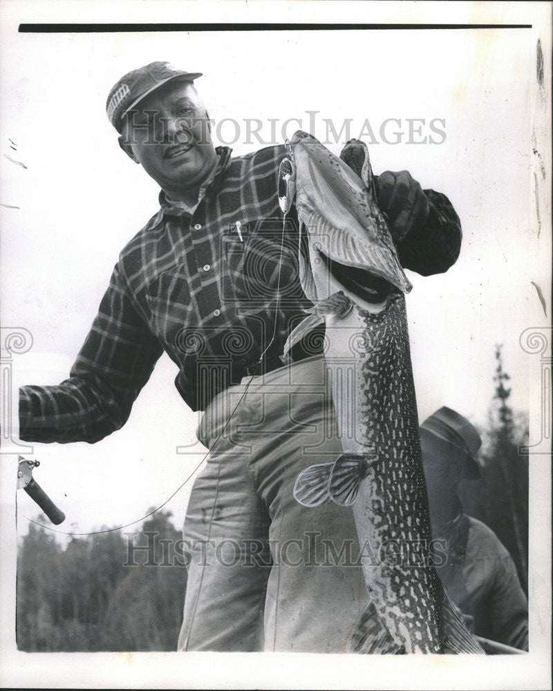 1962 Press Photo big northern pike The Daily News outdoor writer Bloodvein River - Historic Images