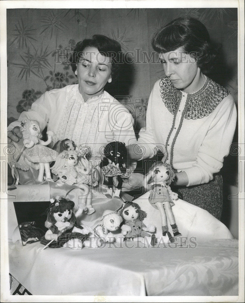 1957 Press Photo Mrs Arthur Anderson Jr Lake Forest Leonard Laystrom dolls Sale - Historic Images