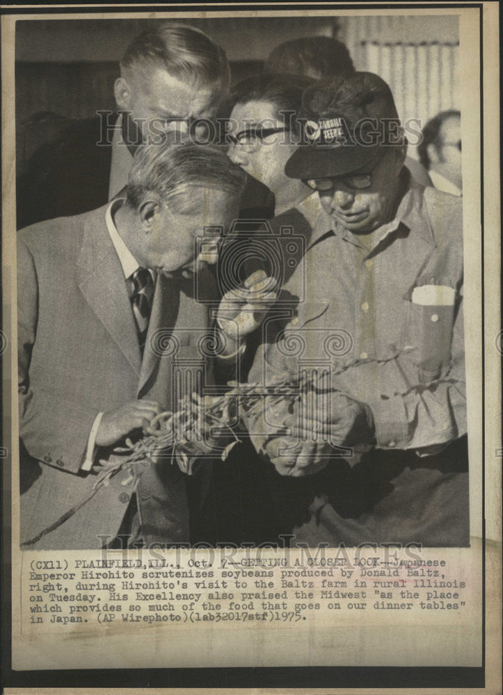 1975 Press Photo Emperor Hirohito scrutinizes soybeans produce by Donald Baltz - Historic Images