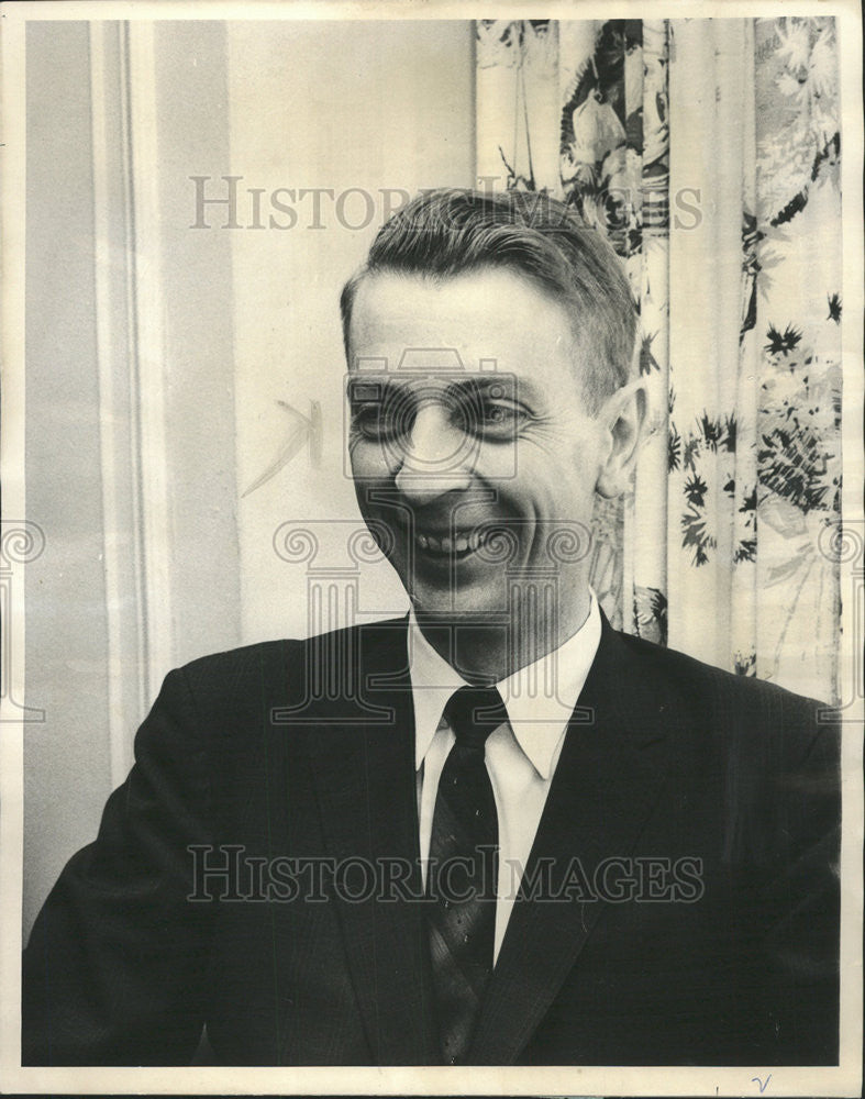 1963 Press Photo DR. A. DUANE CATTERSON M.D. ASSISTANT CHIEF  MEDICAL OPERATIONS - Historic Images