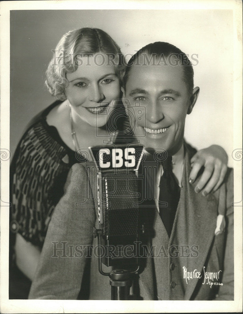 1943 Press Photo Microphone Staunch friend Eddie Cavanaugh wife Fannie CBS - Historic Images