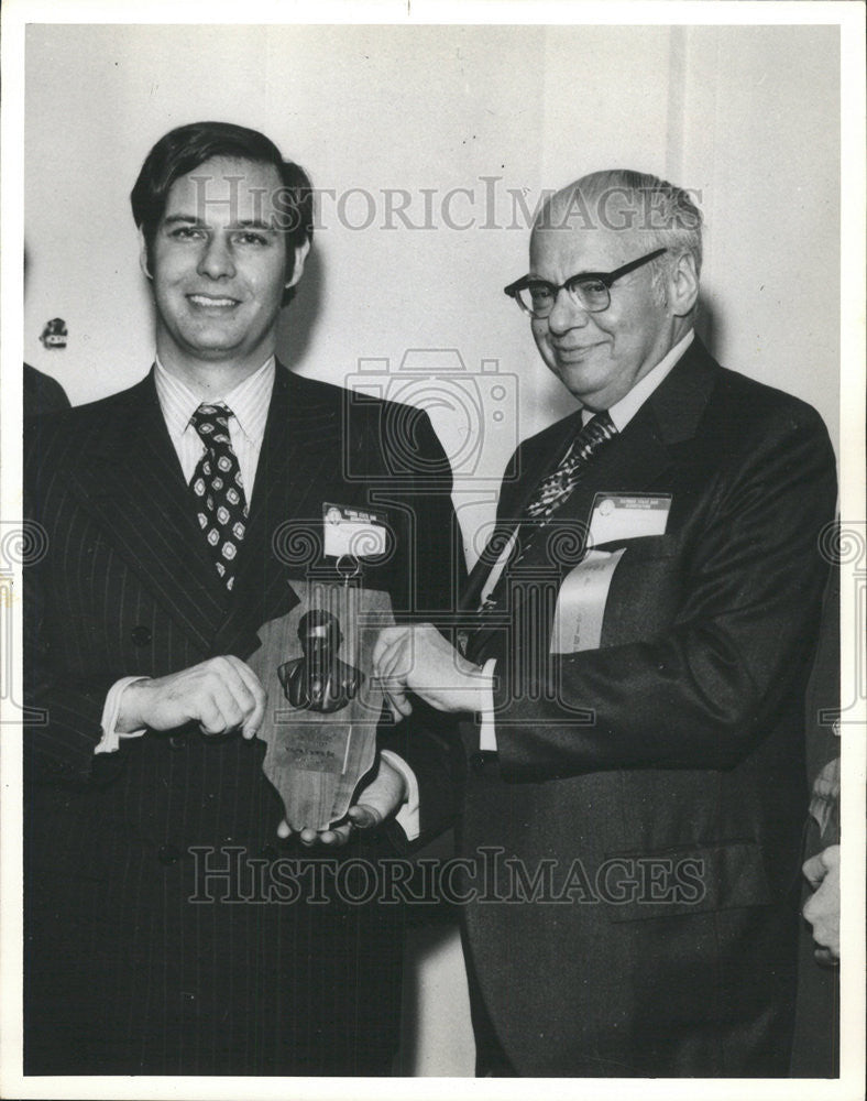 1972 Press Photo Malcolm Kamin and President Morton John Barnard Lincoln Award - Historic Images