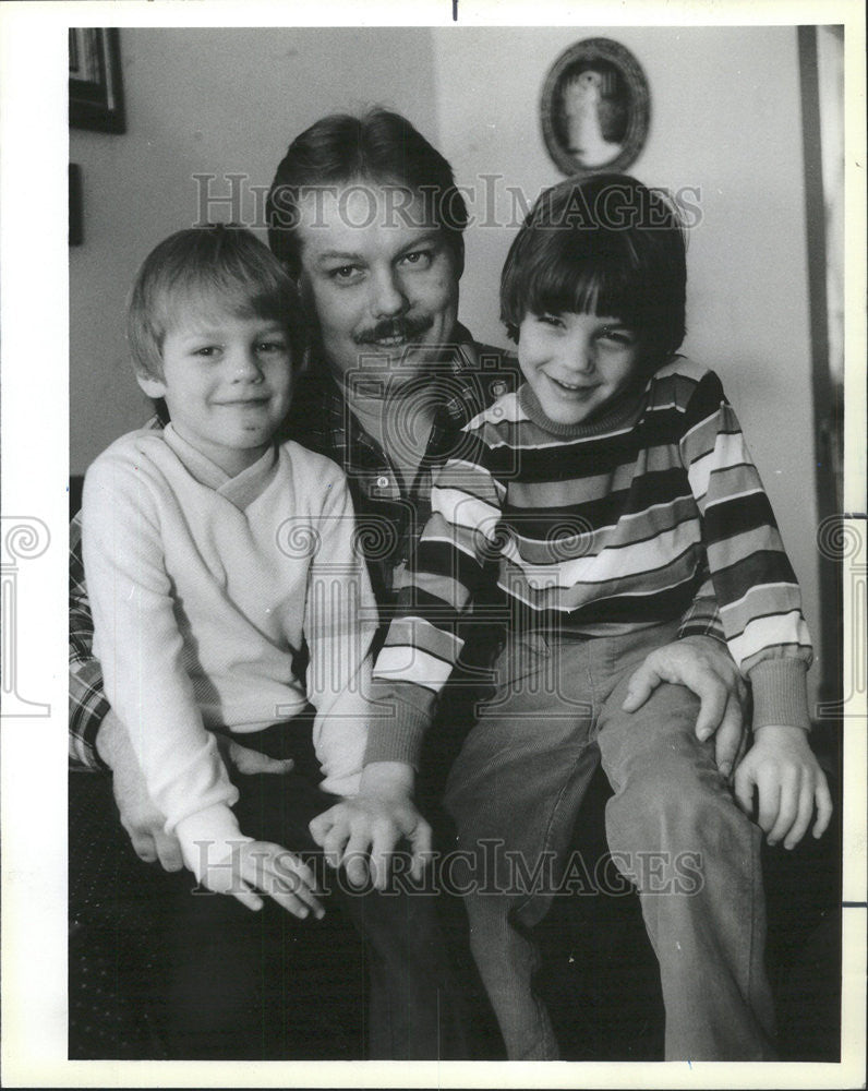 1985 Press Photo Larry Bank Matthew Cicero Troy Cicero Laramie Susan - Historic Images