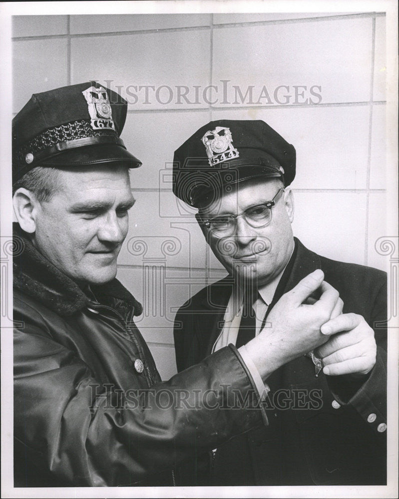 1963 Press Photo Patrolman Mel Schnoebelen Carlos Banks - Historic Images