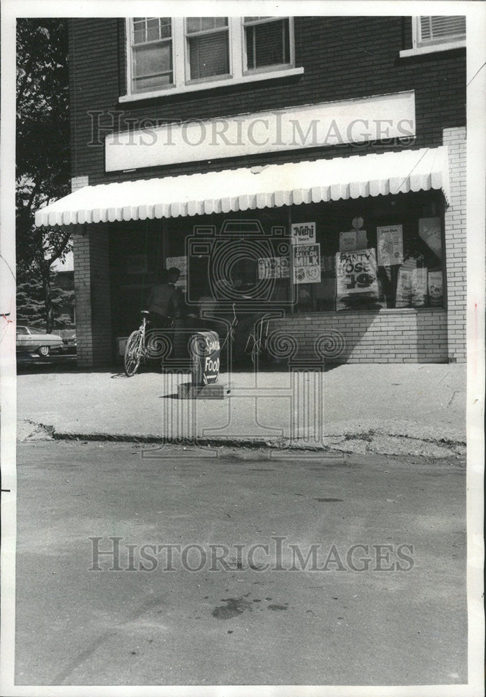 1976 Press Photo Karla Bailey wounded grocer fired shot disperse crowd - Historic Images