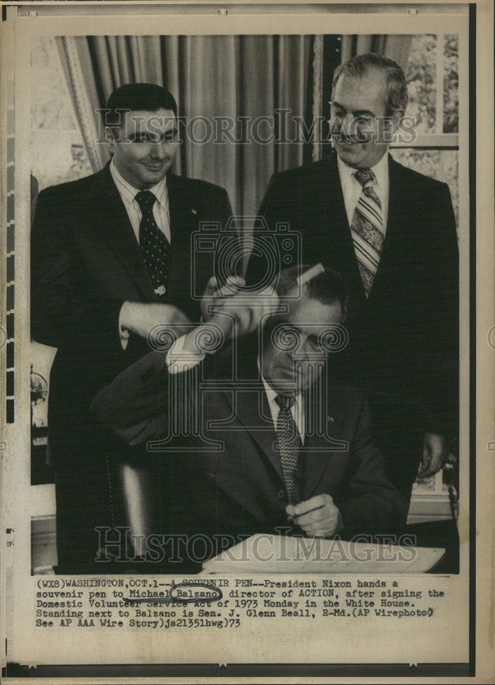 1973 Press Photo President Nixon souvenir pen Michael Balzano director ACTION - Historic Images