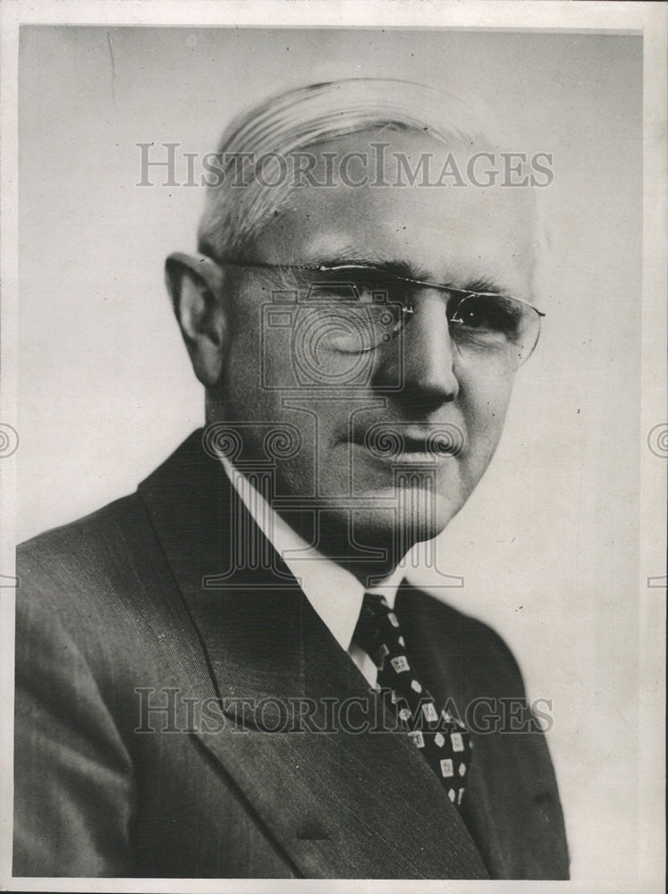 1951 Press Photo Charles Albers Manager and Chief examiner Chicago Clearing Hous - Historic Images